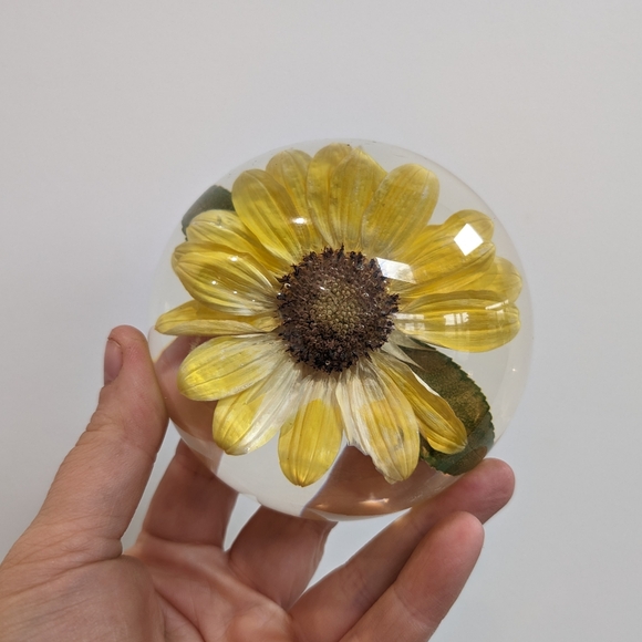 Vintage flower Paperweight - Picture 1 of 5